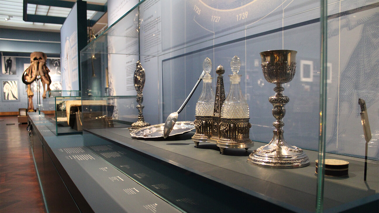Verschillende zilveren kunstwerken op de expo 'Eeuwen zilver smeden in Lier'