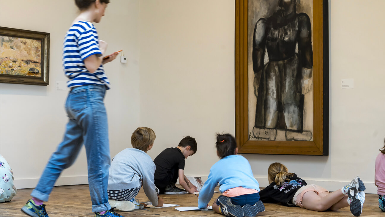 Kinderen bij een schilderij van Permeke