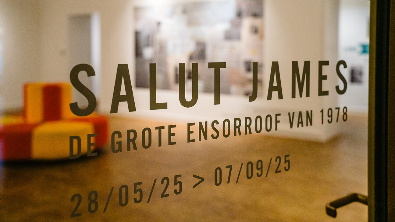 Deur met opschrift 'Salut James'