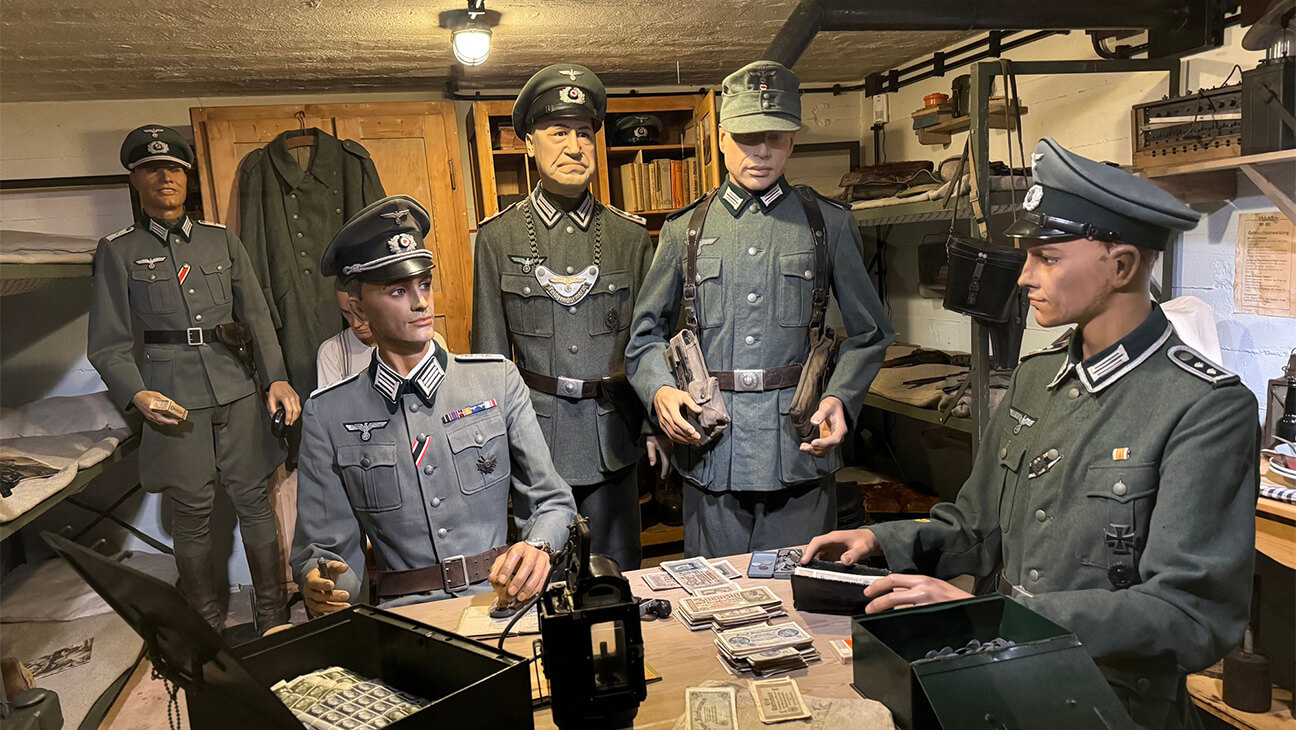 Poppen met kledij uit de tweede wereldoorlog in een bunker