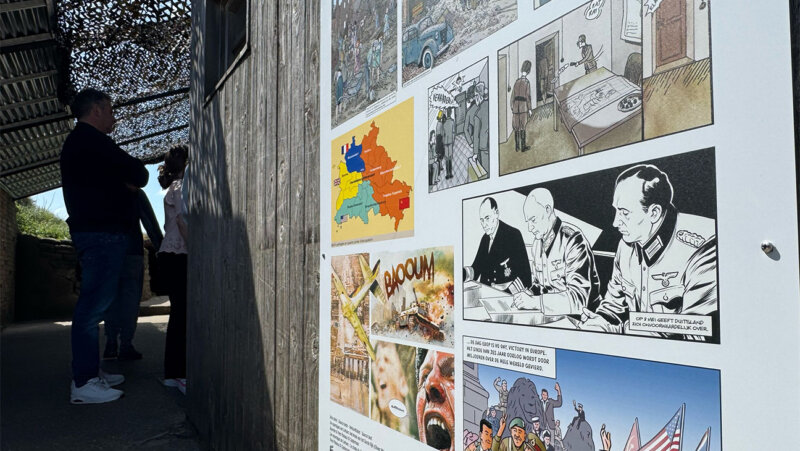 Bezoekers aan de expo 'Getekende Oorlog '45'
