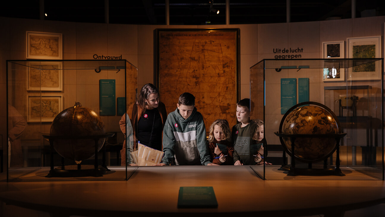 Kinderen kijken naar een map van Mercator