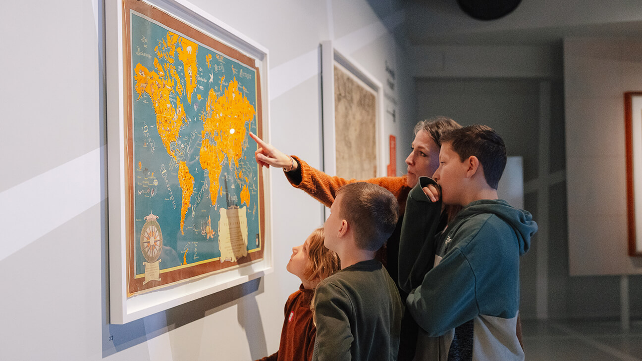 Kinderen kijken naar een map van Mercator