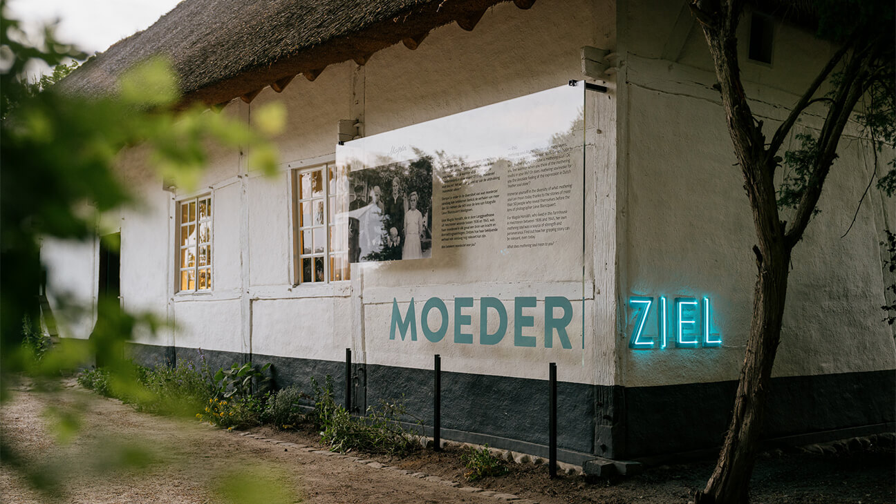 Gevel van een woning in bokrijk met het opschrift 'Moederziel'