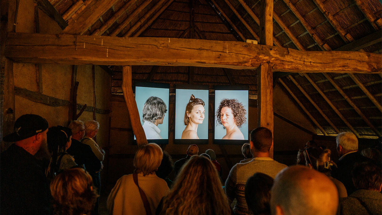 3 foto's van vrouwen op de expo 'Moederziel'