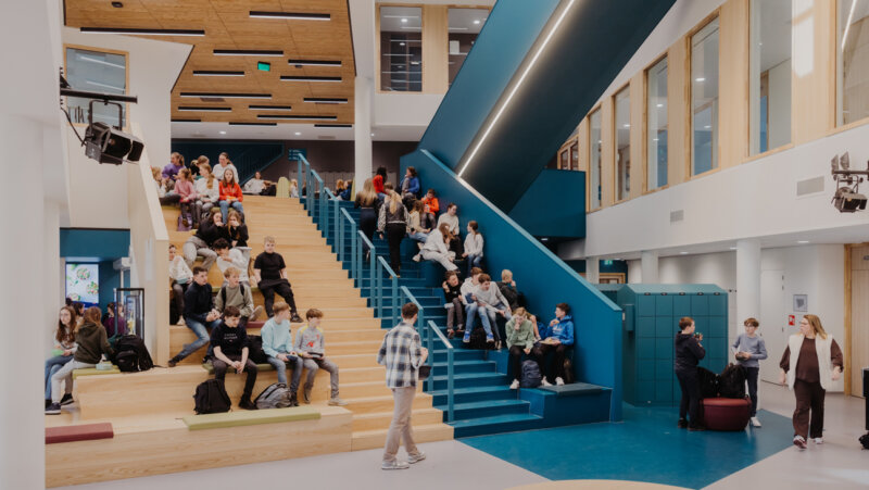 Trappenhal van het Alfrinkcollege, rust op school