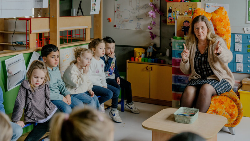 Kleuterleraar Kathleen stelt vragen aan haar leerlingen op basis van de vragentrap