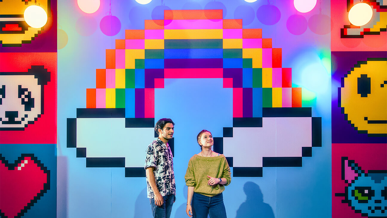 Man en vrouw in een zaal op de expo 'Artcade'