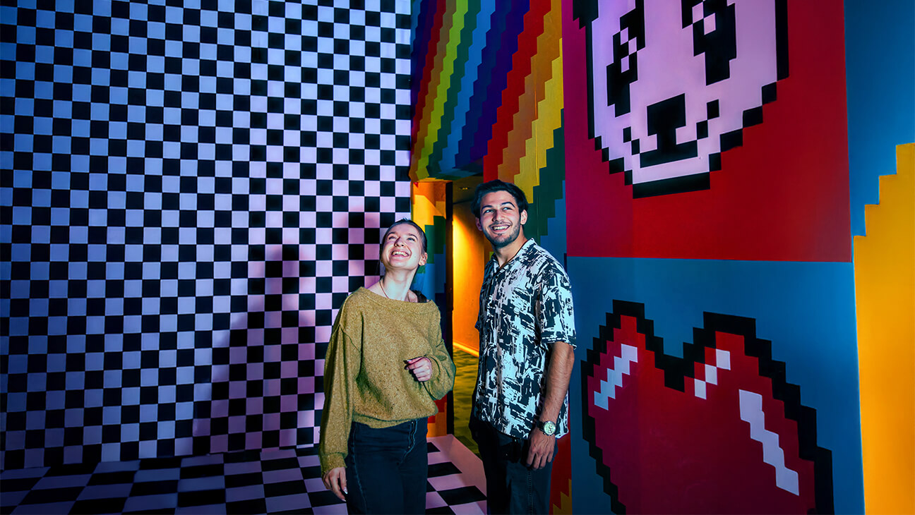 Man en vrouw in een zaal op de expo 'Artcade'