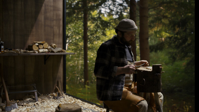 Houtbewerker met een blok hout