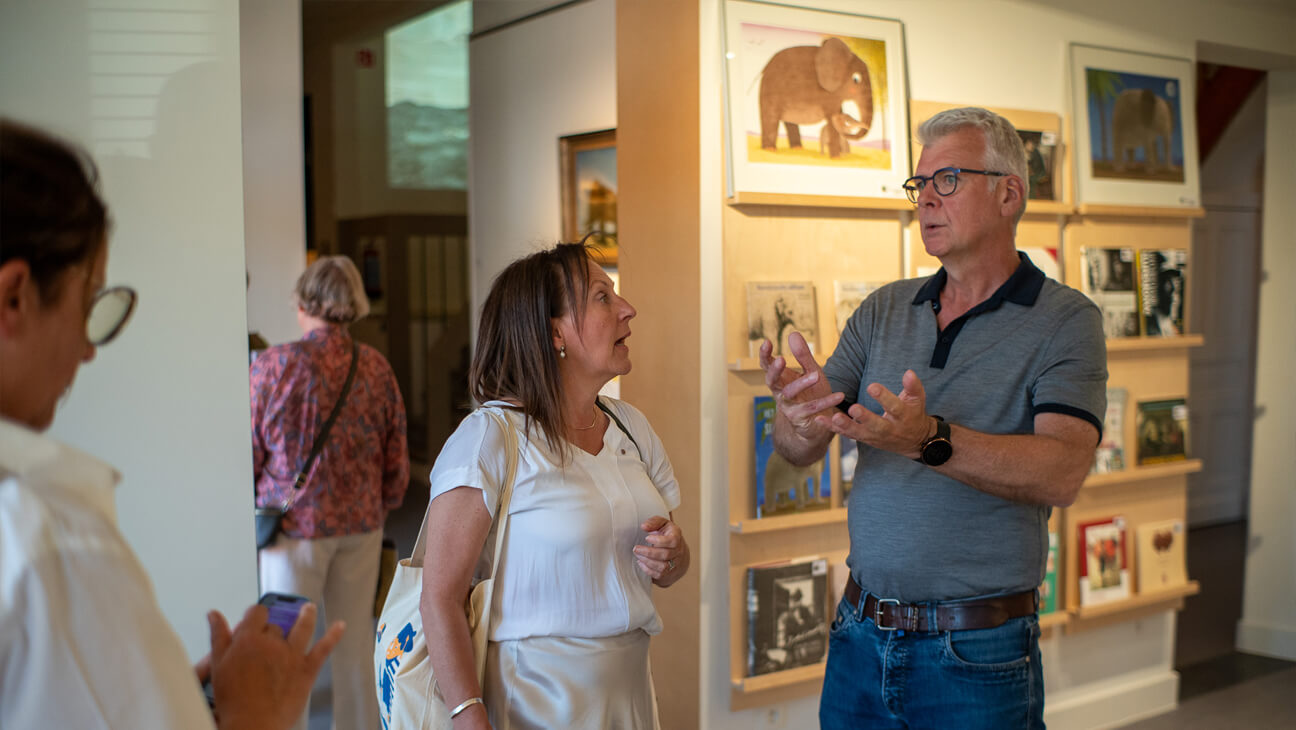 Man geeft uitleg bij een kunstwerk op de expo 'Rembrandt, Smits en Hansken'