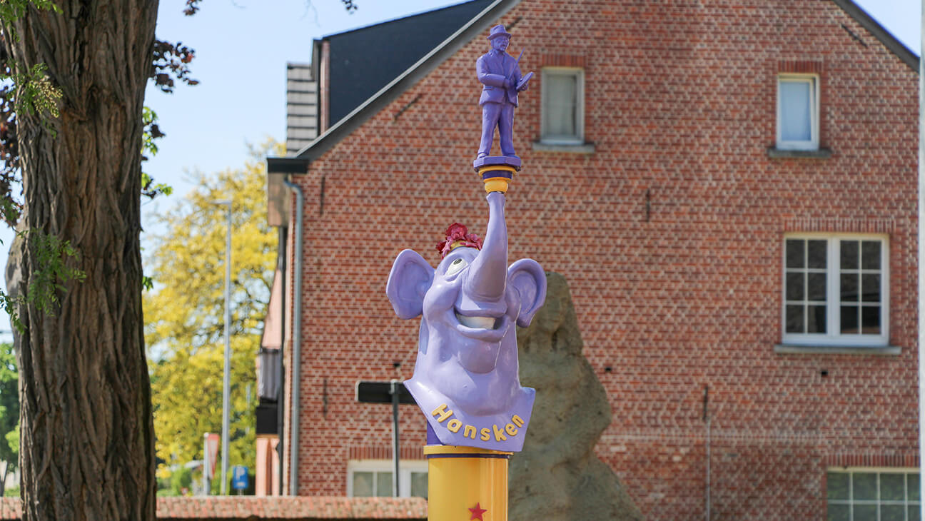 Kunstwerk van een paarse olifant