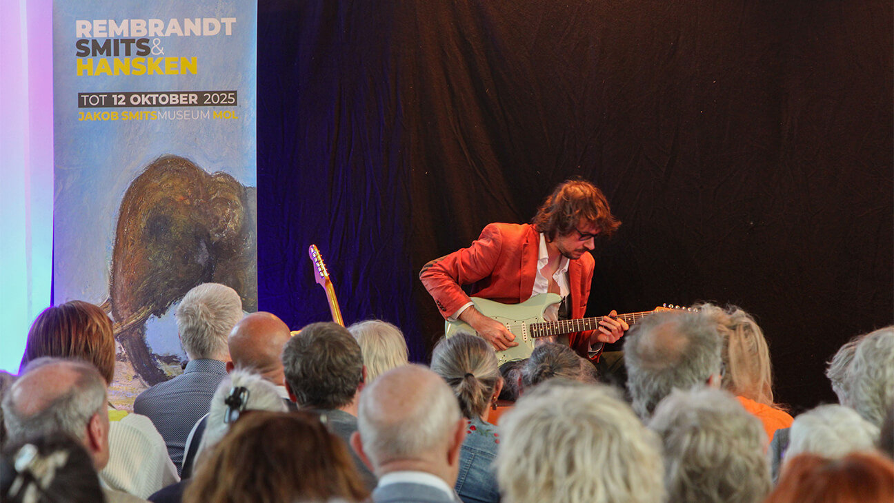 Man speelt gitaar voor een publiek