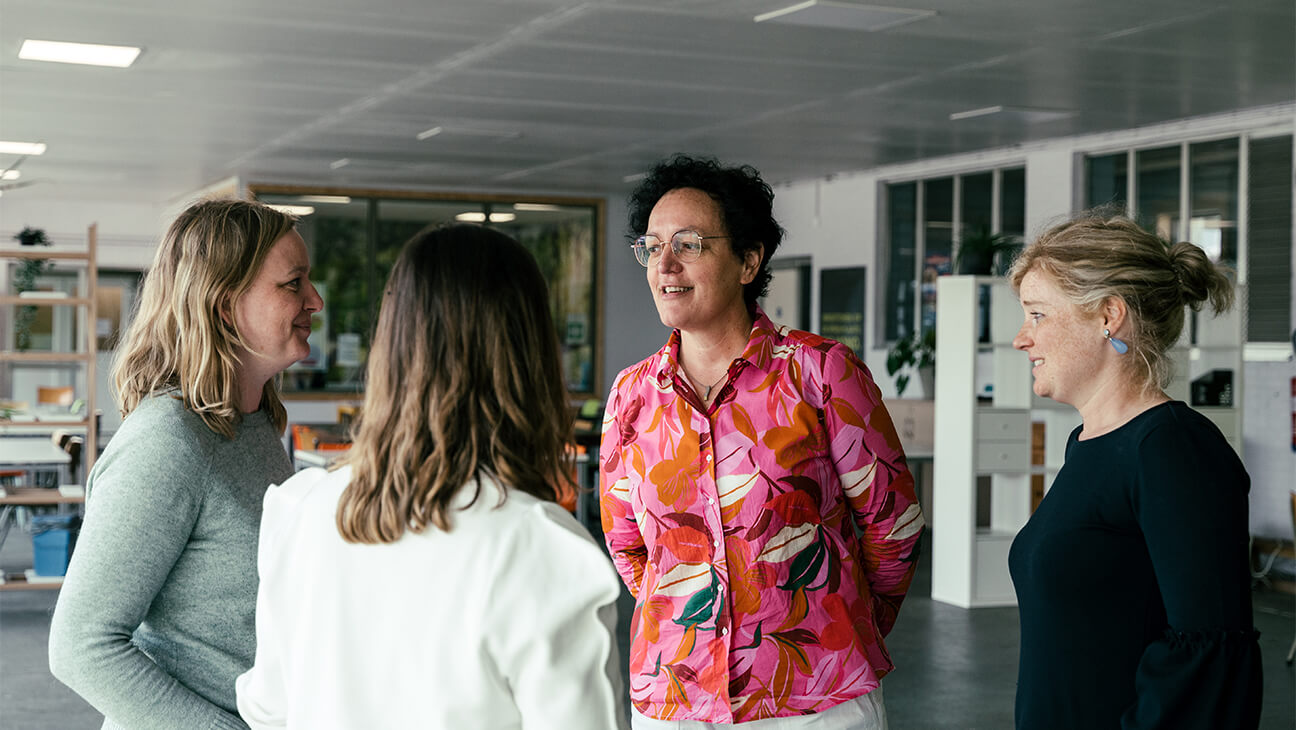 Directeur Cathy De Raes met haar leraren