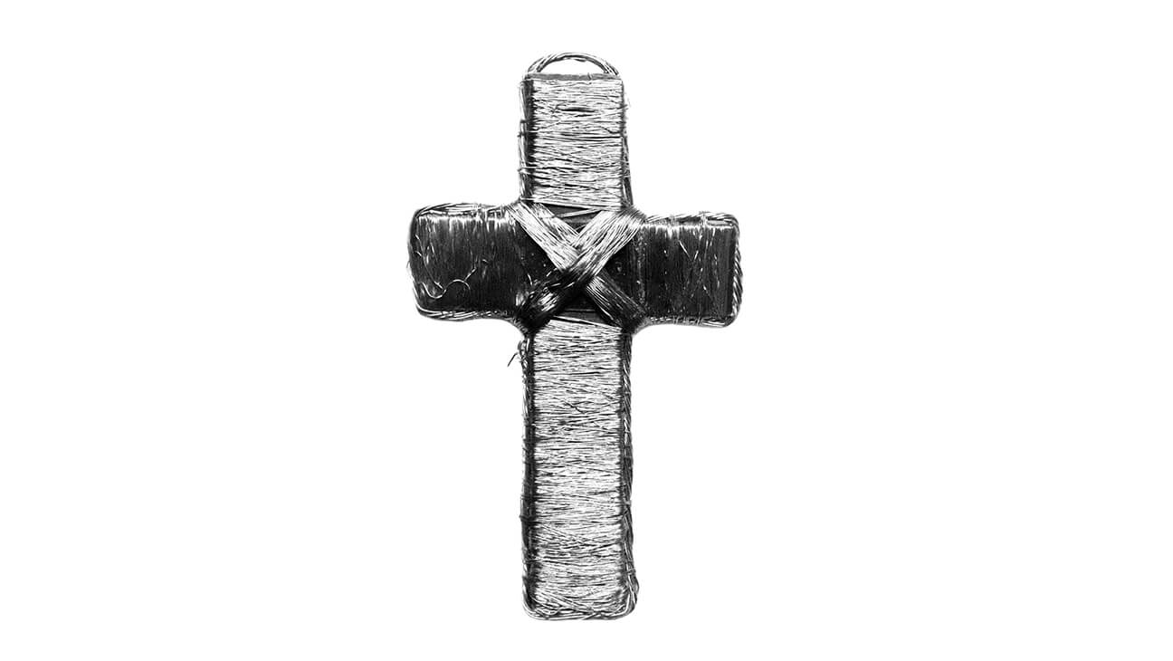 Petit crucifix façonné en fil électrique van Cécile Detournay