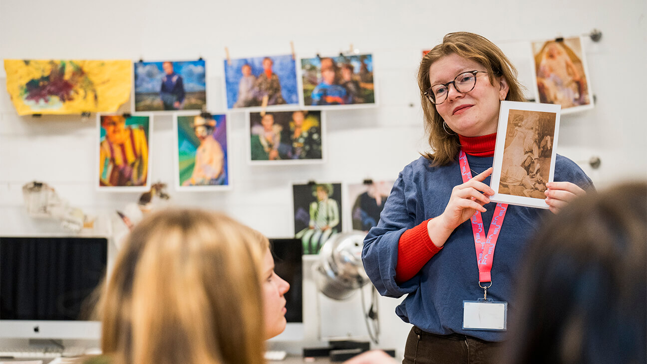 Gids tijdens de expo 'magie en macht'
