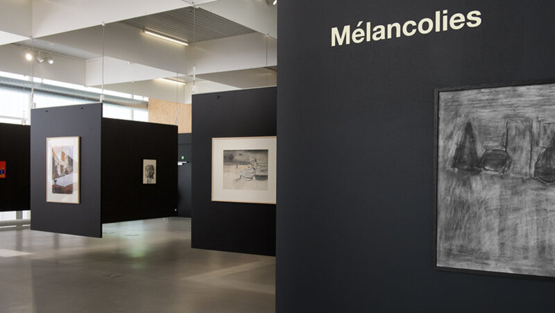 Zaal met schilderijen op de expo 'Mélancolies