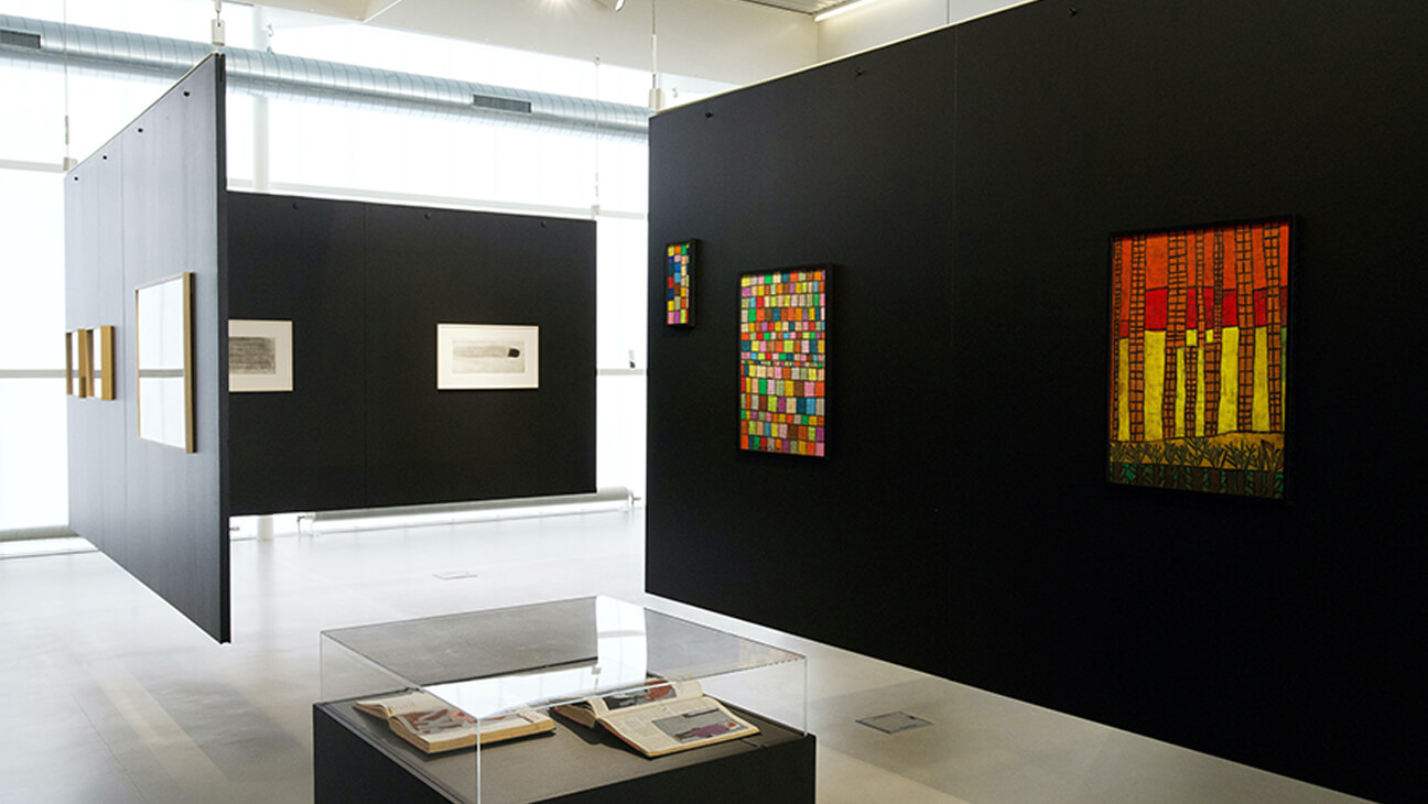 Zaal met schilderijen op de expo 'Mélancolies