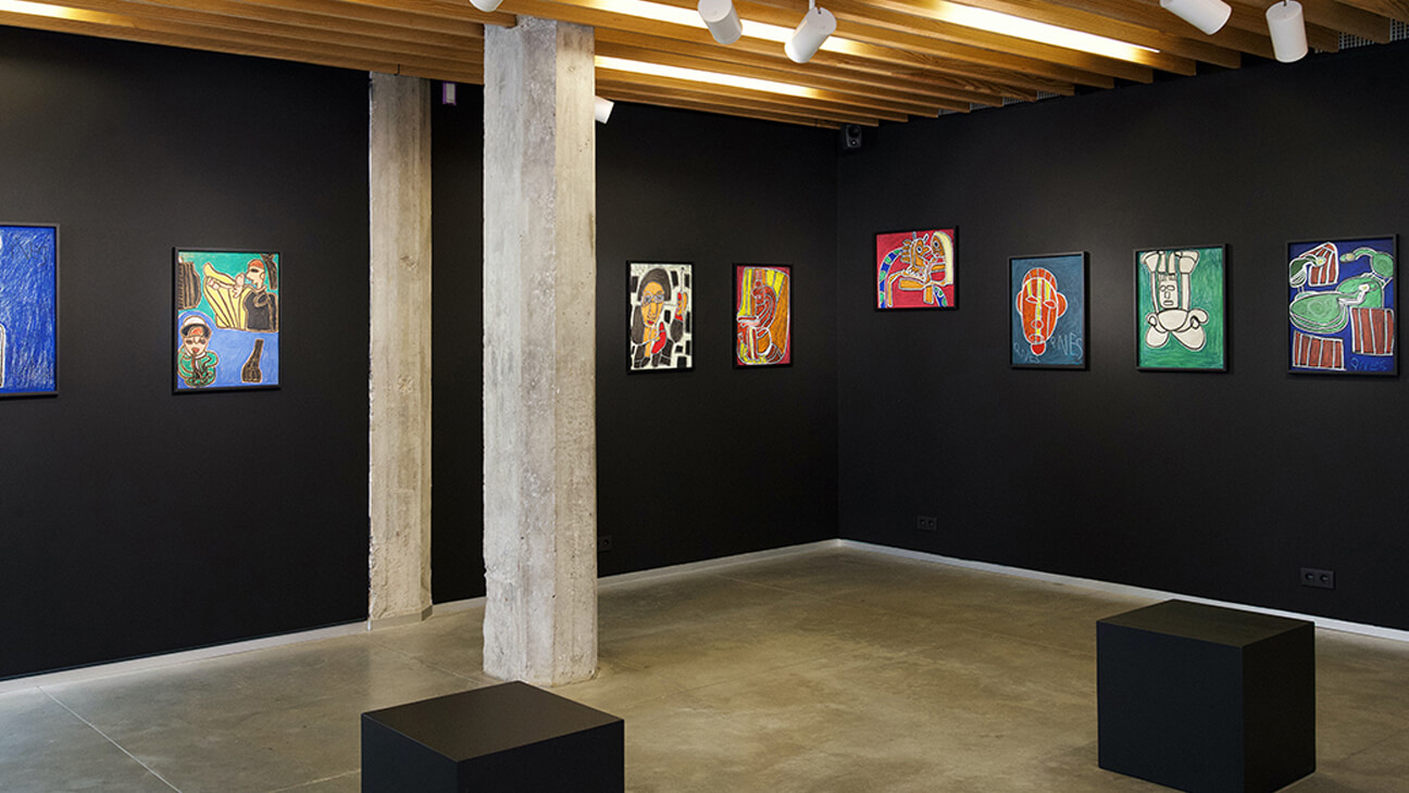 Zaal met werken van Inès Andouche uit de Expo 'Un monde à soi'