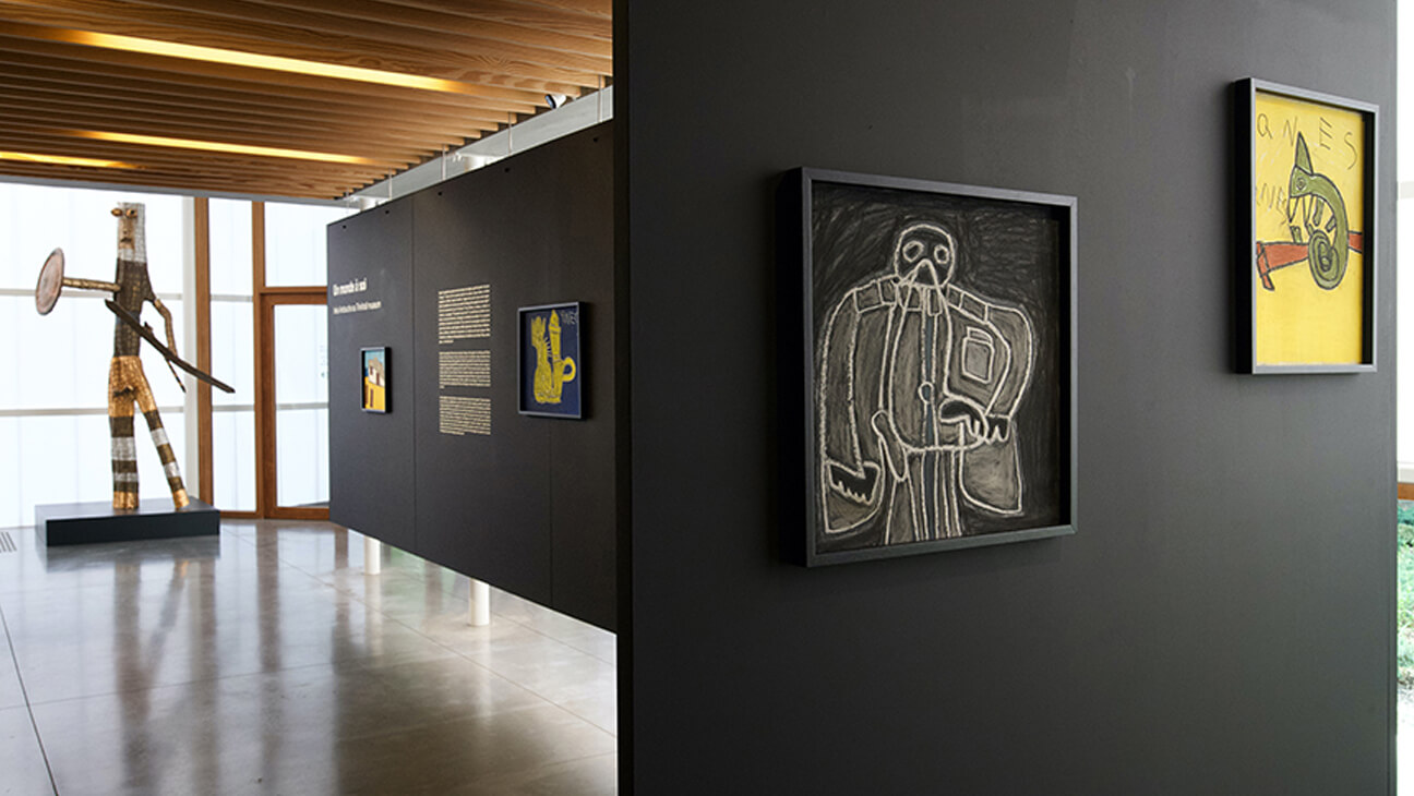 Zaal met werken van Inès Andouche uit de Expo 'Un monde à soi'