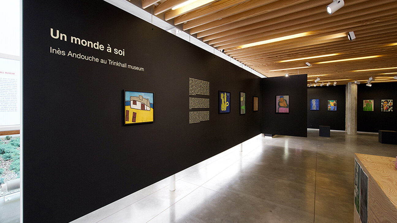 Zaal met werken van Inès Andouche uit de Expo 'Un monde à soi'