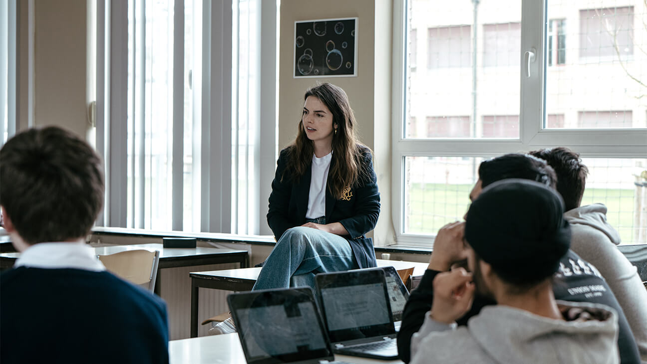 Leraar economie Hanne Daniëls in haar klas
