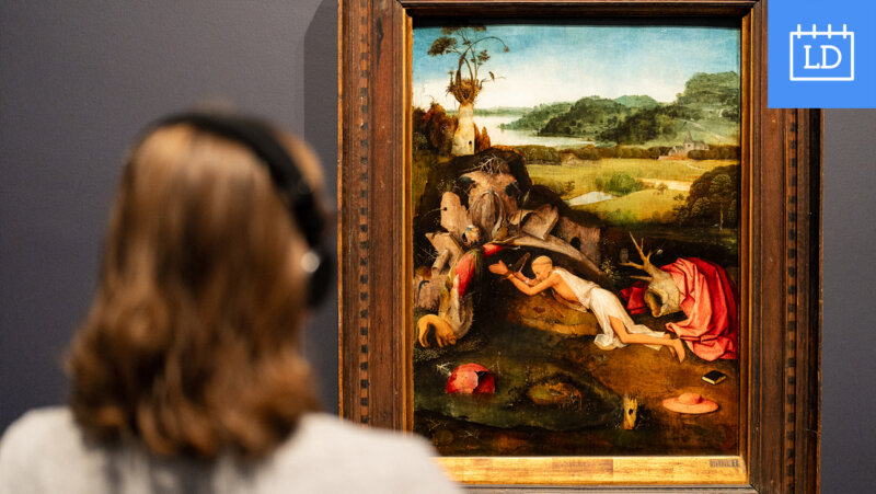Vrouw met hoofdtelefoon kijkt naar een schilderij in het MSK in Gent