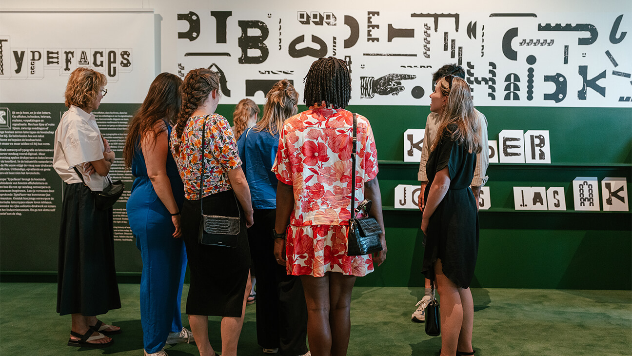bezoekers aan de expo 'typefaces'