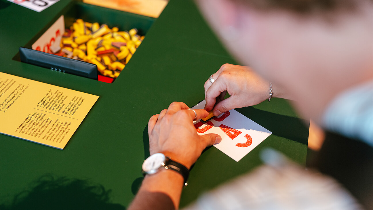 bezoekers aan de expo 'typefaces'
