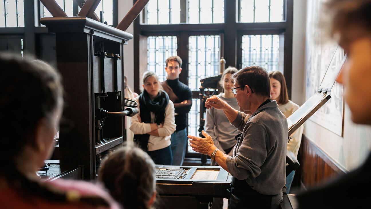 Bezoekers krijgen rondleiding Museum Plantin Moretus
