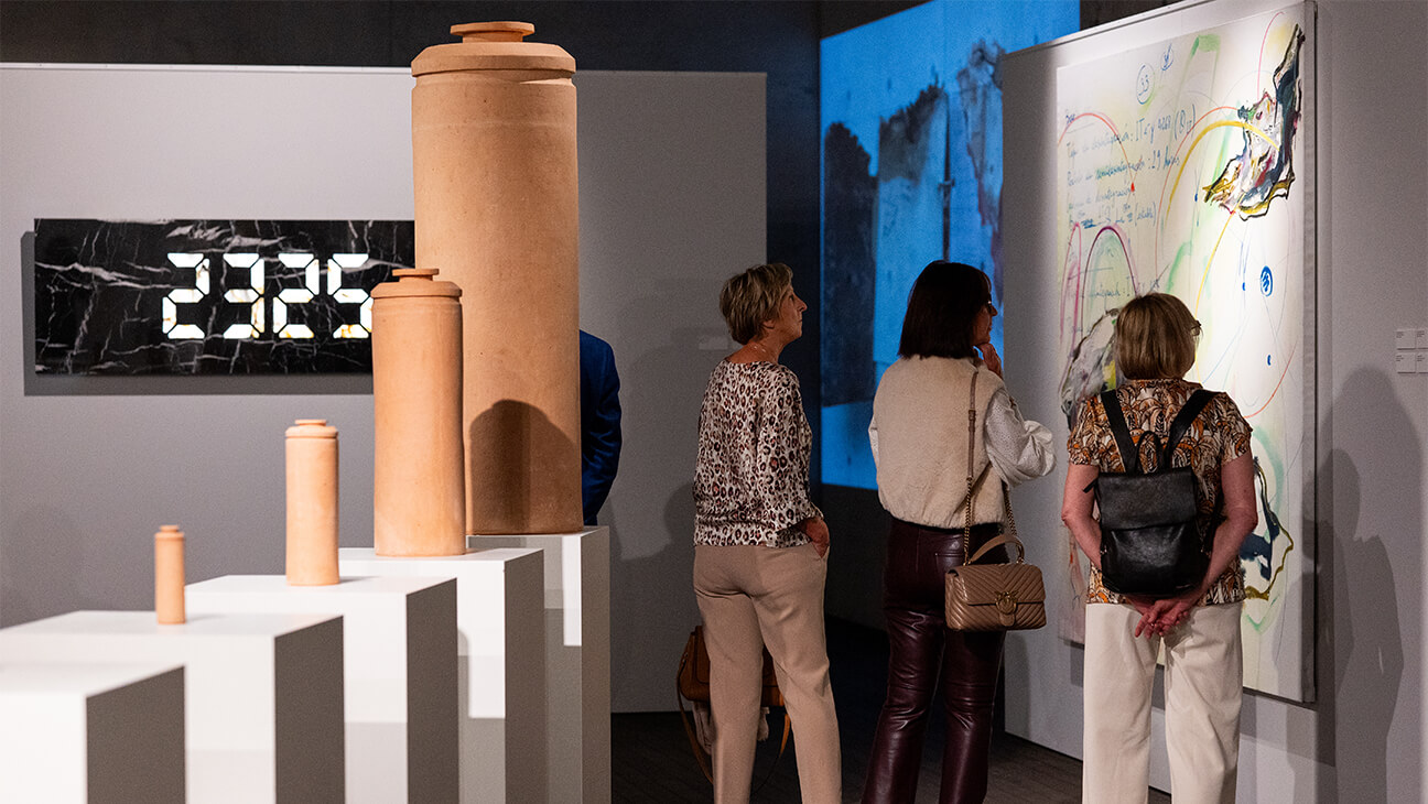 Bezoekers op de expo dear time