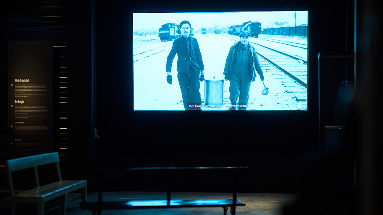 Film speelt af tijdens de zaal met foto's tijdens de Expo NMBS, bezet bedrijf: tussen collaboratie en verzet