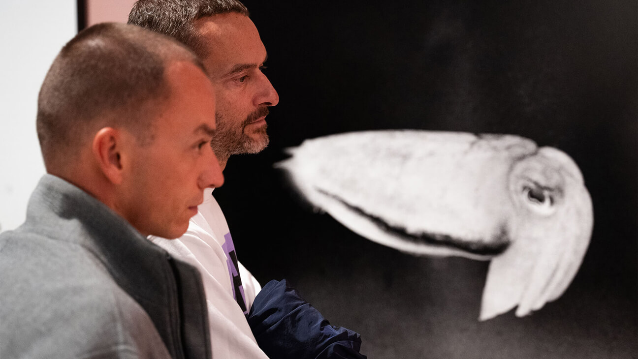 bezoekers bij een kunstwerk op de expo Sea Through Skin