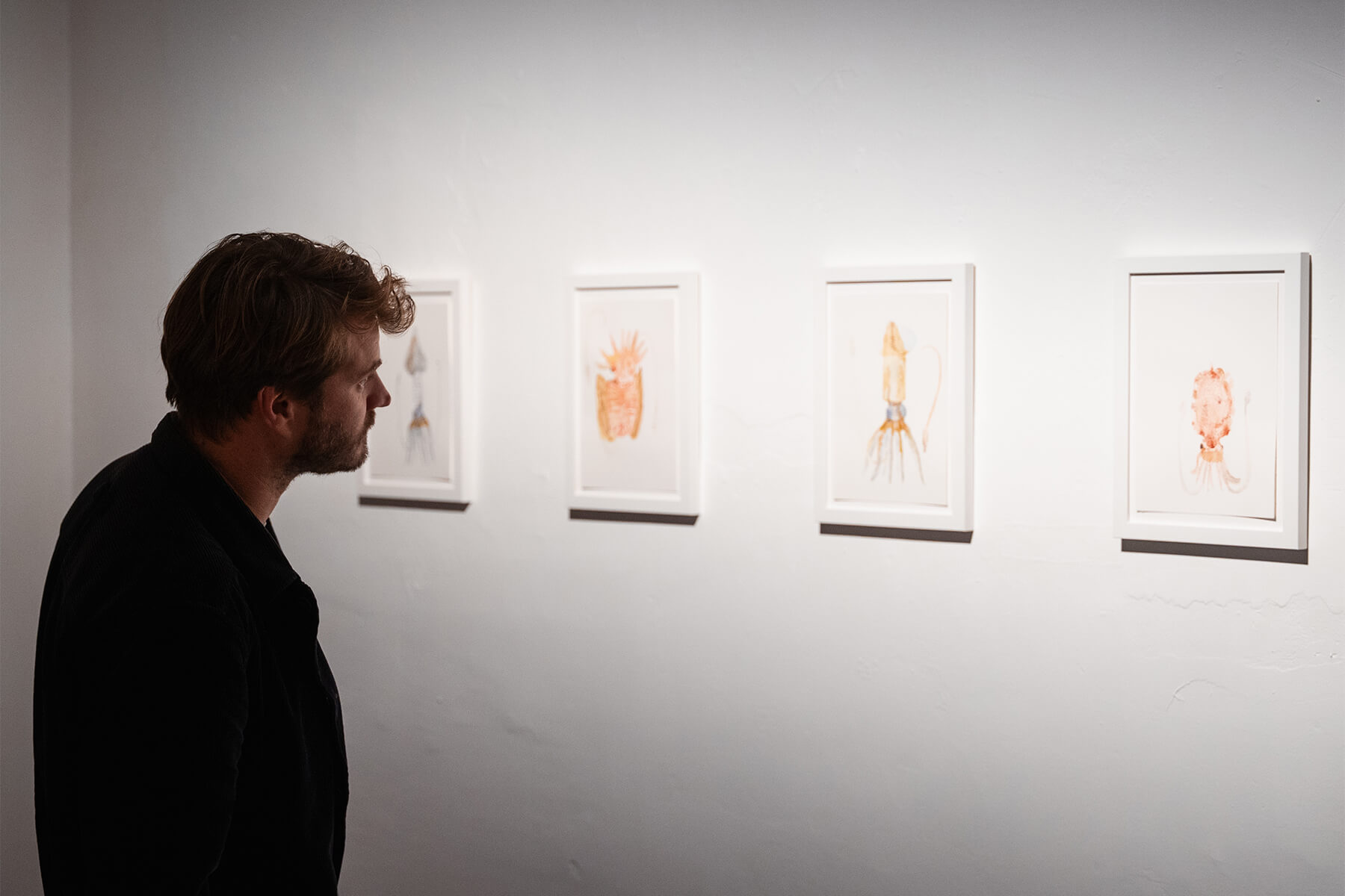 bezoeker bij kunstwerken op de expo Sea Through Skin