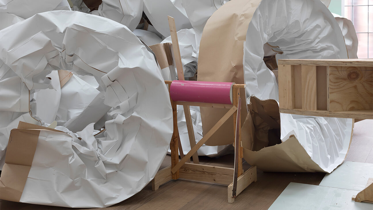 Michael Beutler, Zustand mit Loops und Kringeln, 2012. Sjabloonpapier, houtlijm, draagbare naaimachine, draad, afmetingen variabel. Installatiezicht, Galerie Bärbel Grässlin, Frankfurt am Main, DE, 2014