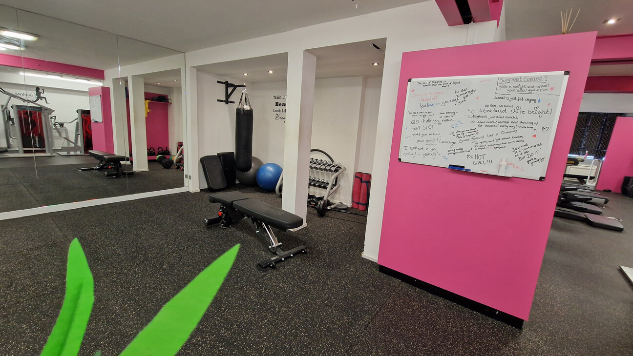 Zaal met fitnesstoestellen bij Fit4Het in Leuven