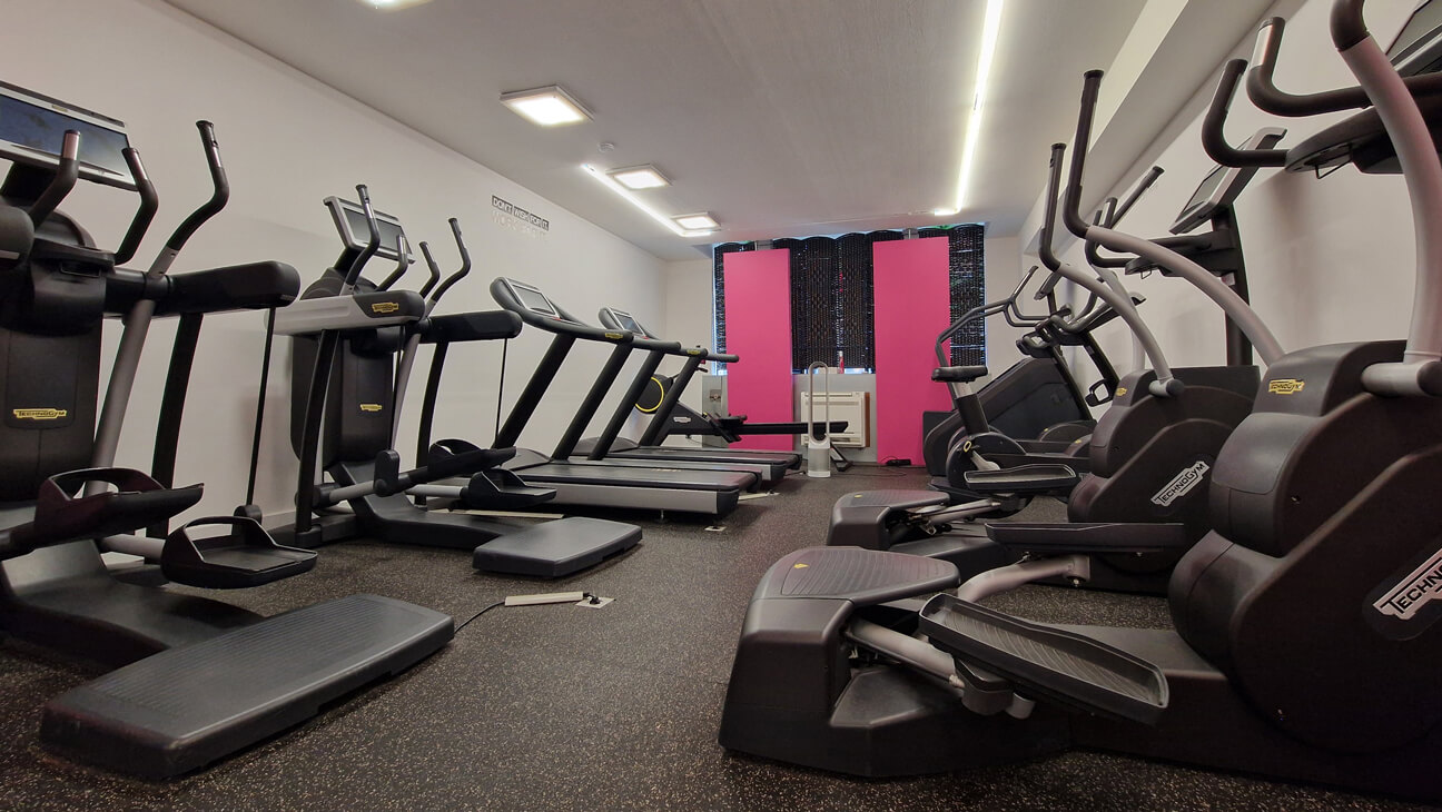 Zaal met fitnesstoestellen bij Fit4Het in Leuven