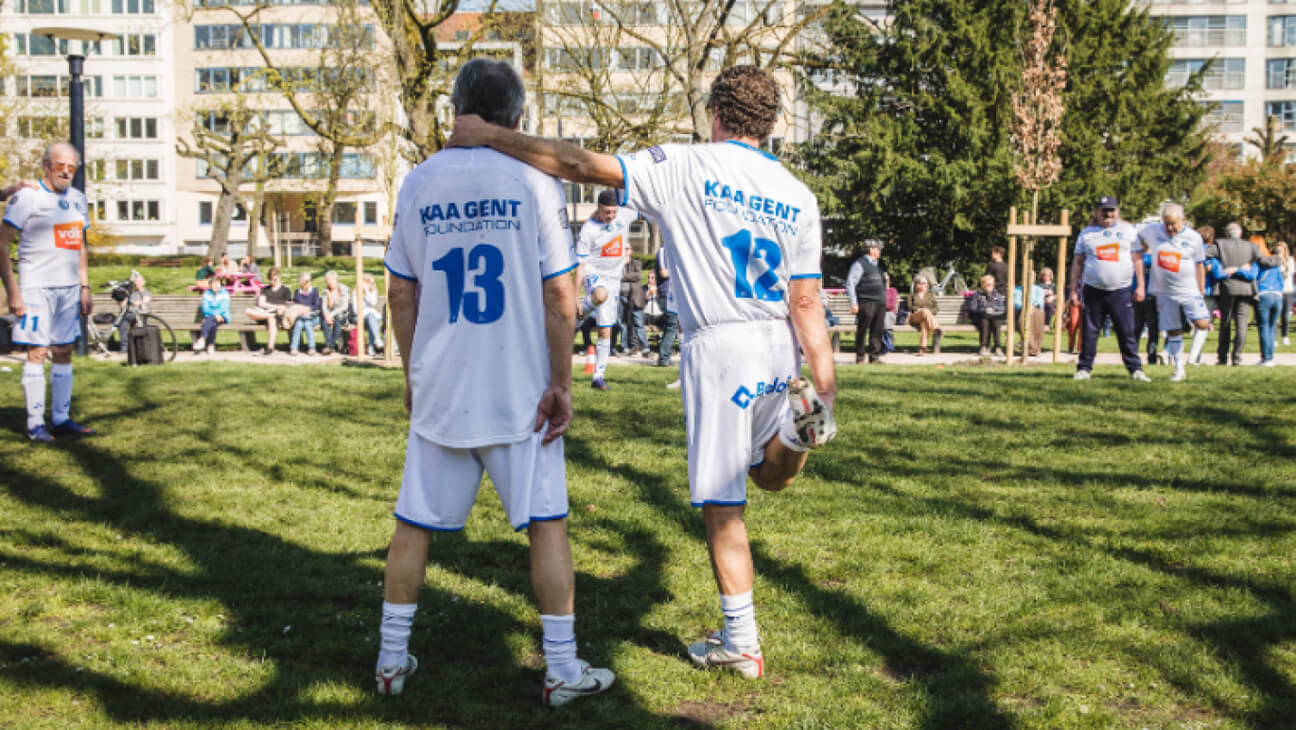 2 spelers van Gent op een voetbalveld