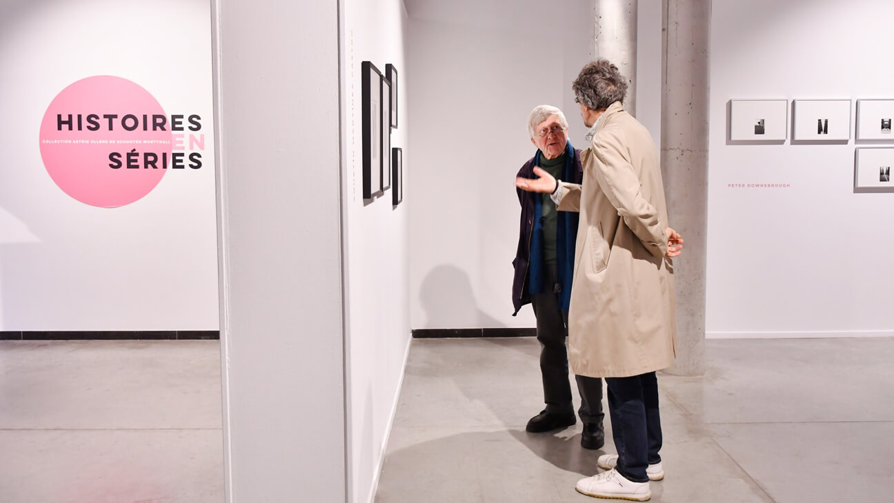 Bezoeker tijdens de opening van de expo Histoires en séries. Collection Astrid Ullens de Schooten Whettnall