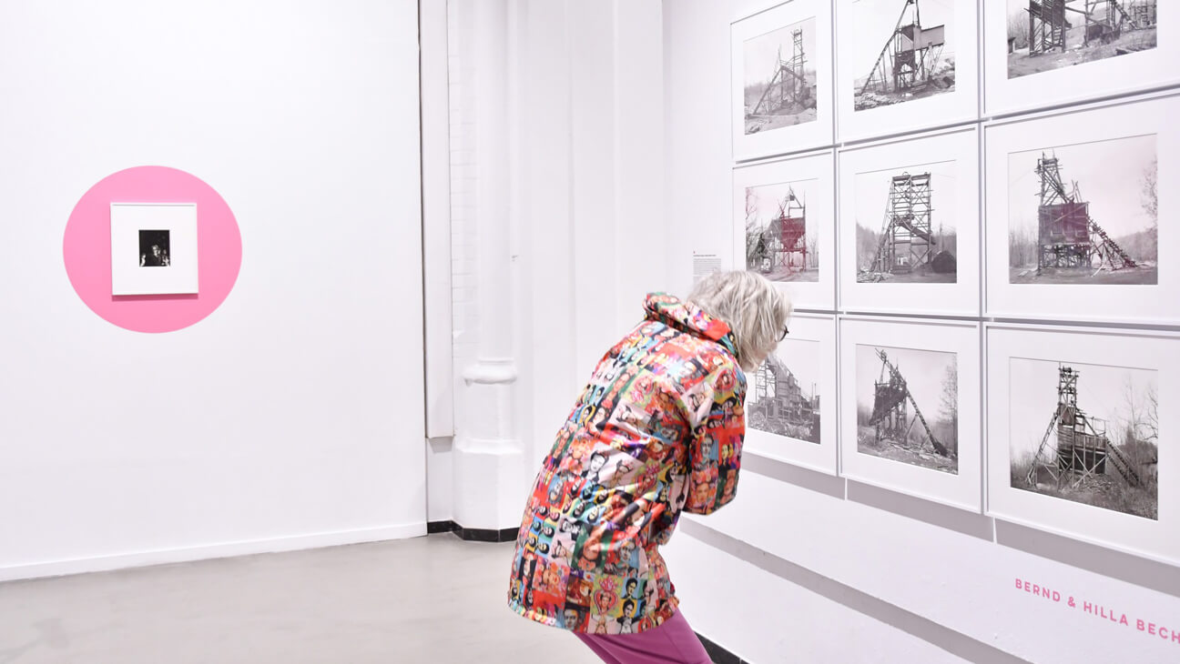 Bezoeker tijdens de opening van de expo Histoires en séries. Collection Astrid Ullens de Schooten Whettnall