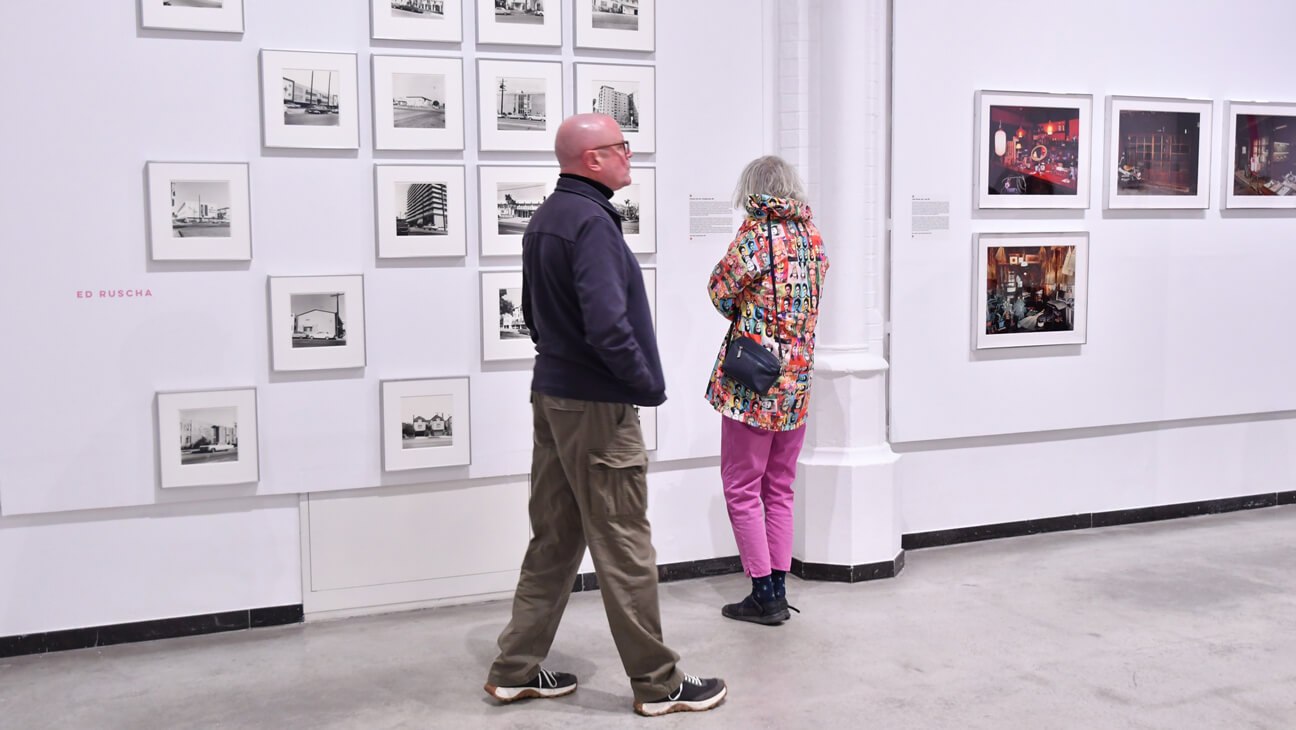 Bezoeker tijdens de opening van de expo Histoires en séries. Collection Astrid Ullens de Schooten Whettnall