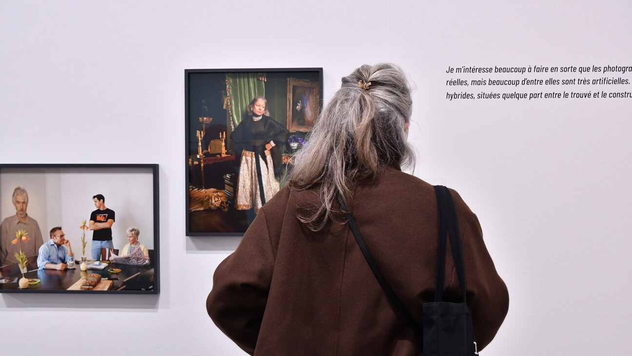 Bezoeker tijdens de opening van de expo Histoires en séries. Collection Astrid Ullens de Schooten Whettnall