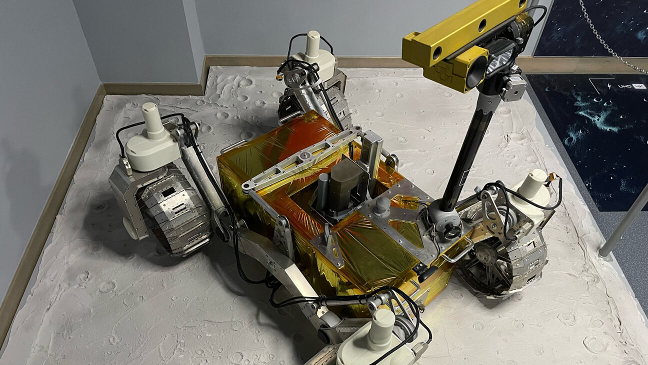 maquette of prototype van een maanrover uit de expo back to the Moon