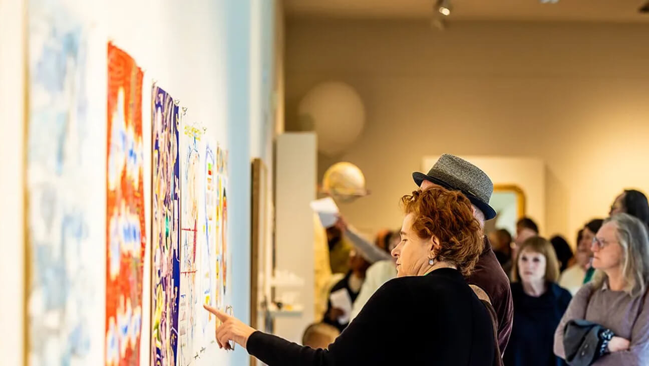 Bezoekers tijdens de opening van de expo Compleet van de kaart