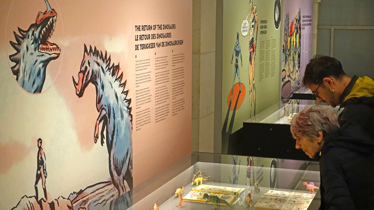 Bezoekers bekijken vitrine van de expo Visionary Comics