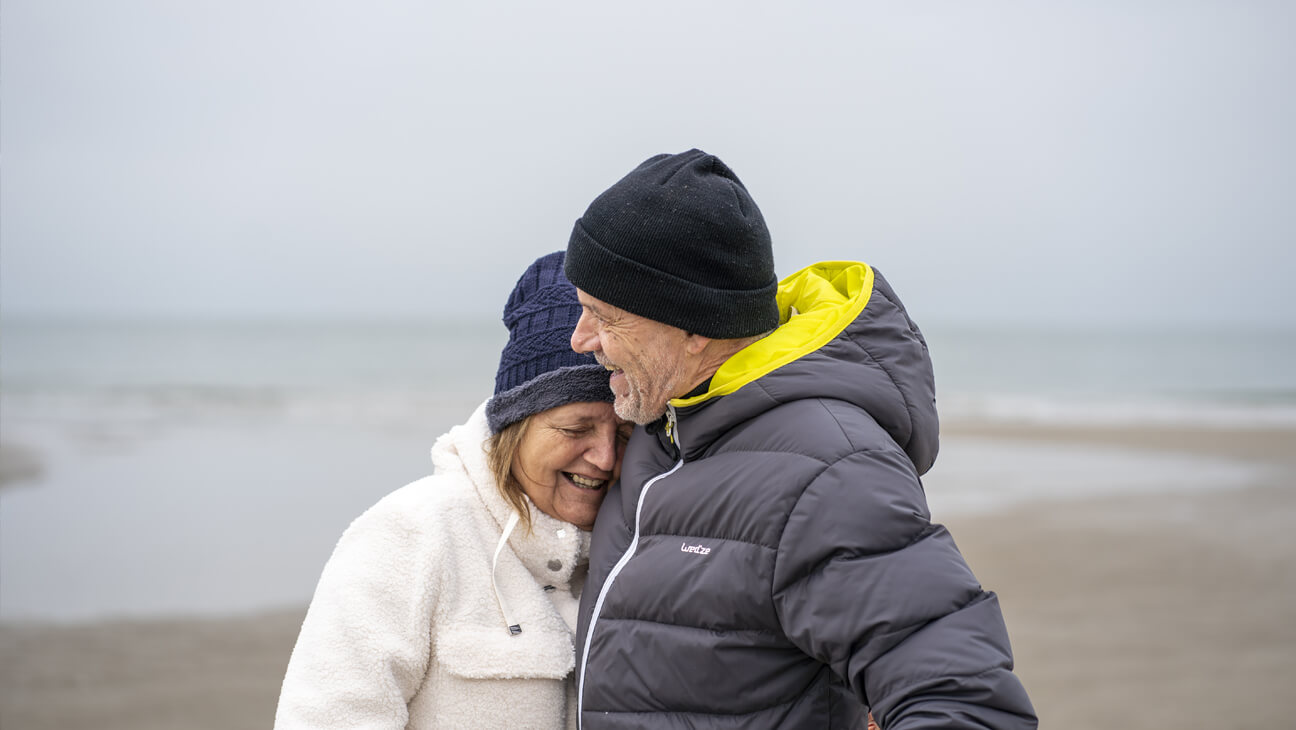 Foto van koppel aan zee