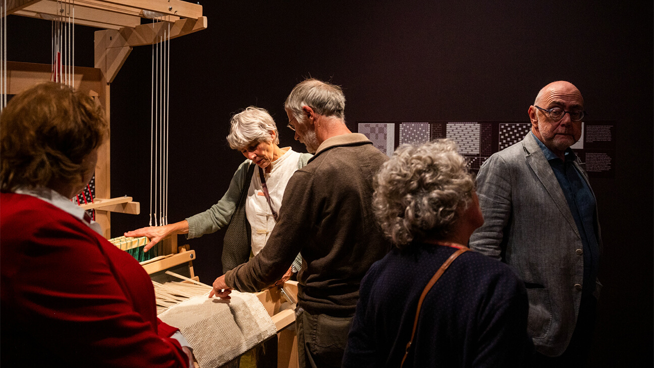Bezoekers in een zaal van de expo 'Tablescapes'
