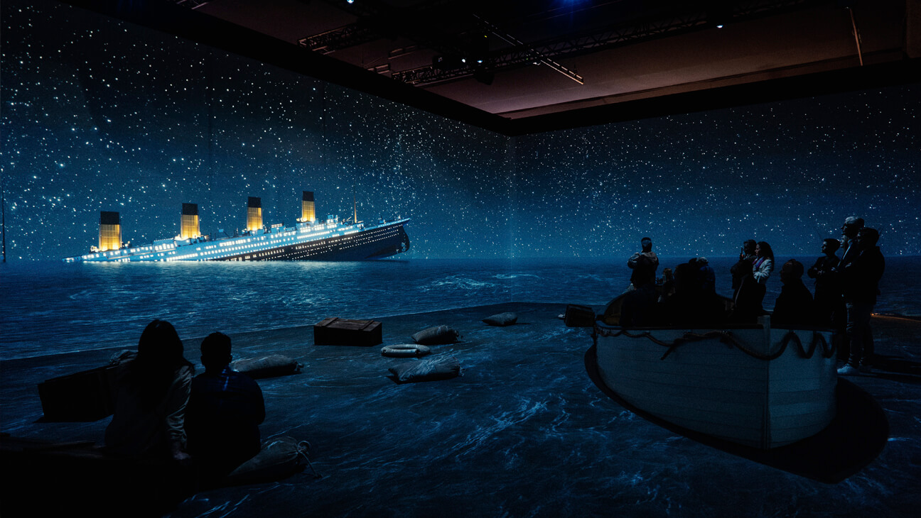 bezoekers kijken naar de titanic die zinkt