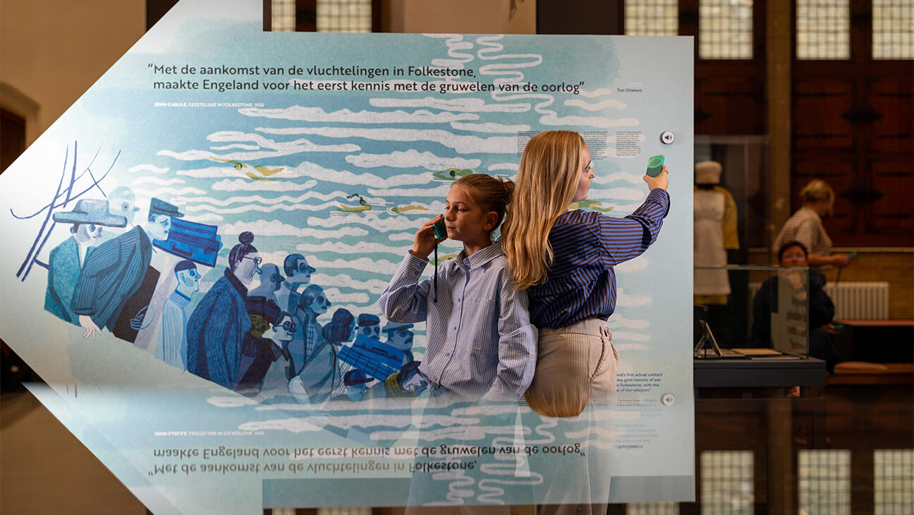 Bezoekers met een audiogids op de expo 'Ontheemd'