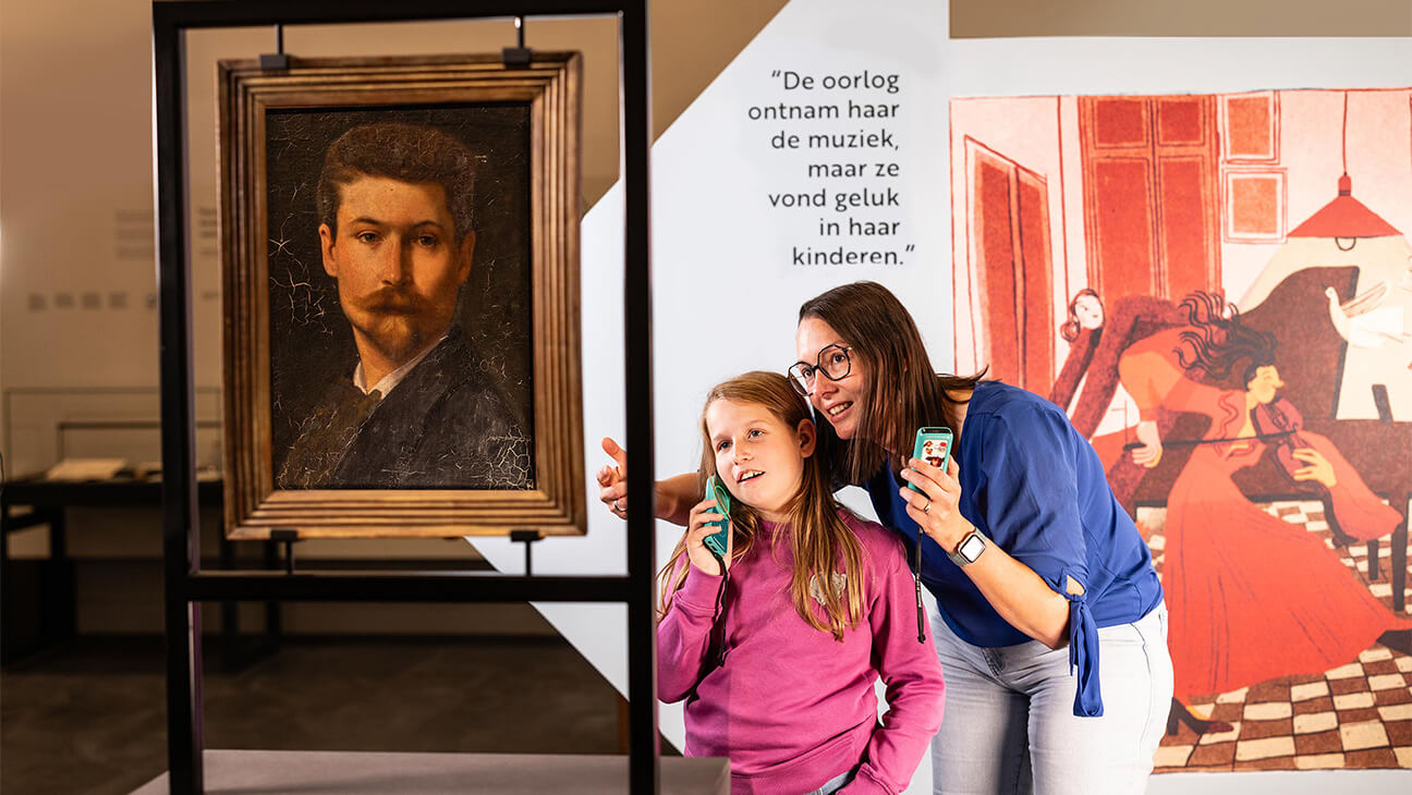 Moeder met dochter op de expo 'ontheemd'